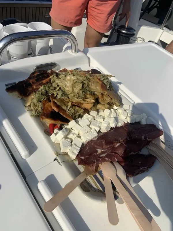 Grčka hrana na jedrilici, lokalna kuhinja na moru