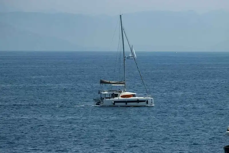 Jedrenje u Grčkoj vs Hrvatskoj, Koja Destinacija Je Bolja za Vas?