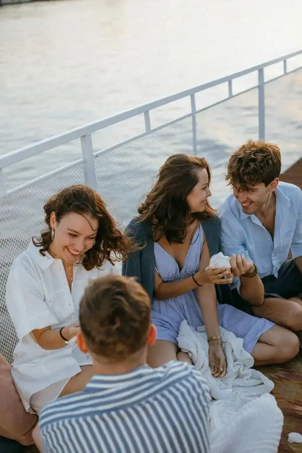 Porodica na jedrilici uživa u kupanju u plavom moru