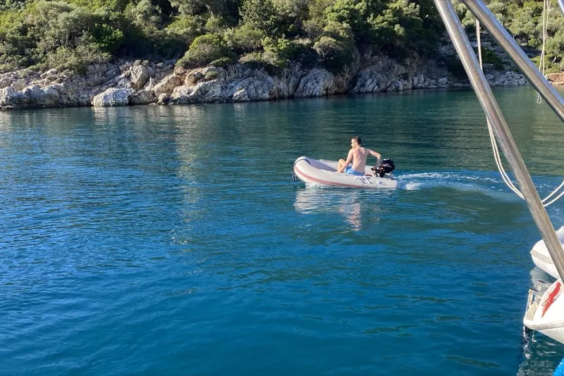 Porodica uživa na katamaranu u Grčkoj