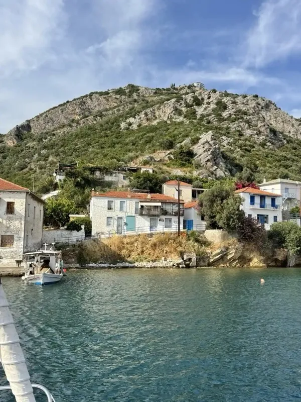 Grčko primorsko selo sa šarenim kućama i čamcima u luci