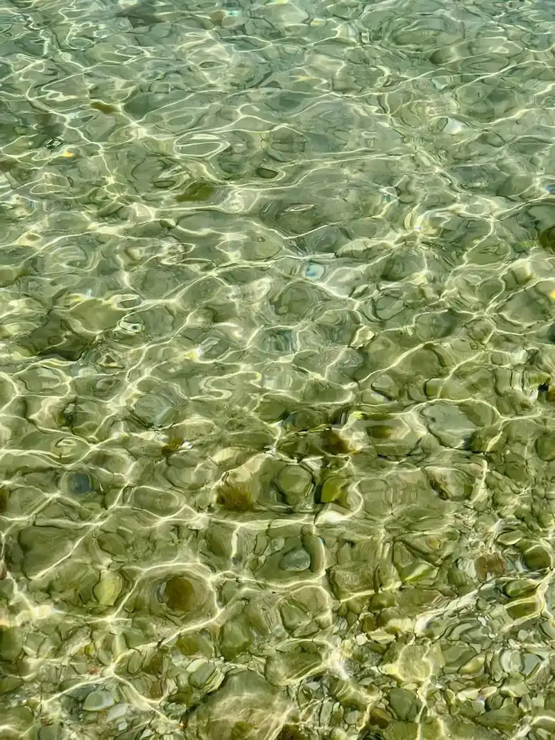 Vulkanske stene i tirkizno more na ostrvu Milos, Kikladi