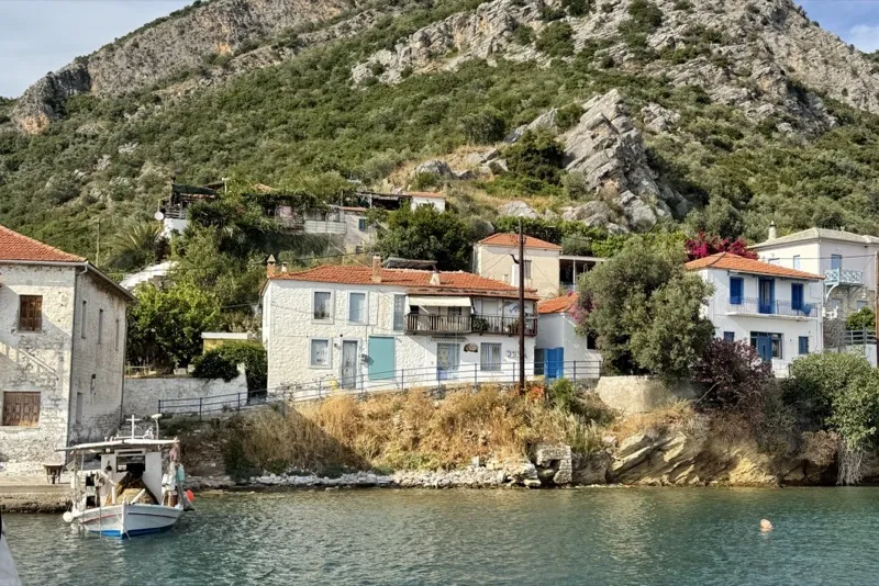 Grčko primorsko selo sa šarenim kućama i čamcima u luci