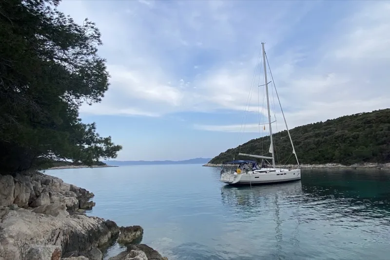 Jedrenje Katamaran, Prostranstvo, Stabilnost i Udobnost na Moru