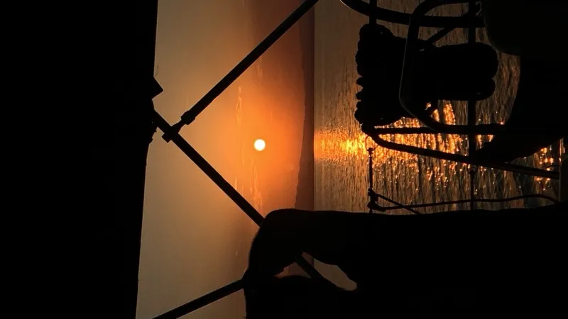 Zalazak sunca sa jedrilice, silueta opreme na brodu