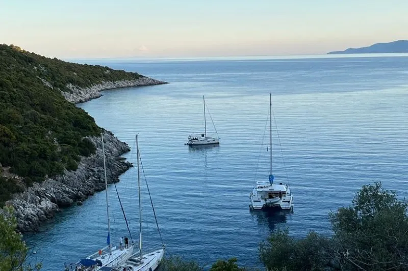 Katamaran i jedrilica na plavom moru u Grčkoj