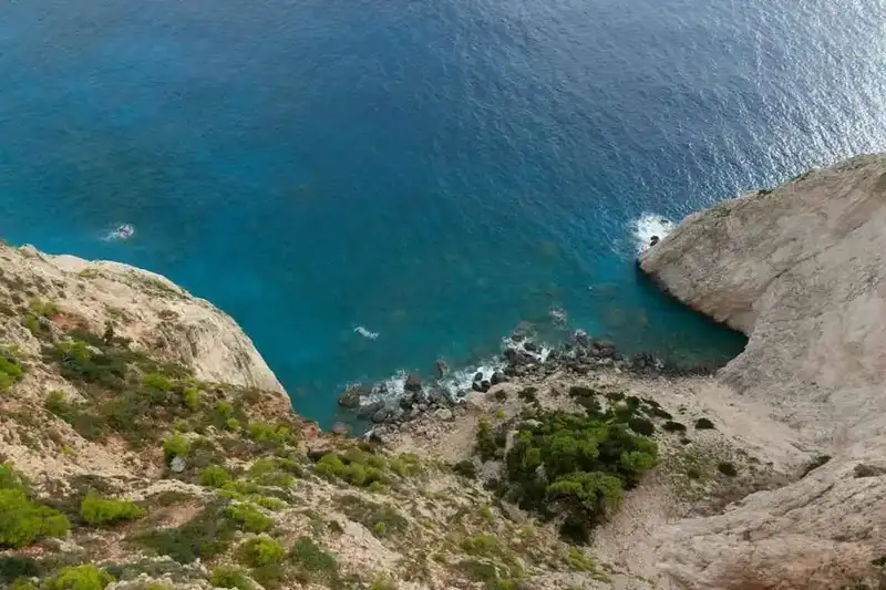 Plaža Navagio na Zakintosу sa olupinom broda i tirkiznim morem