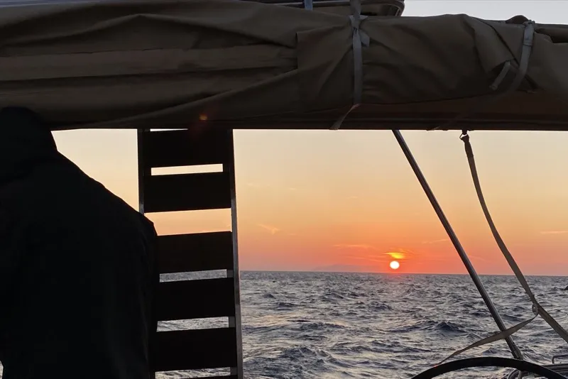 Katamaran plovi pored grčkih ostrva na zalasku sunca