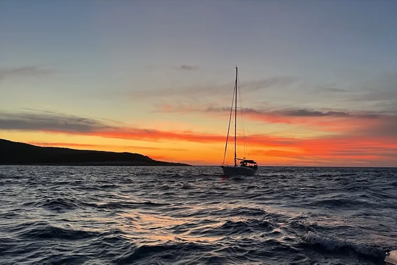 Panoramski pogled na Jonska ostrva sa jedrilice pri zalasku sunca