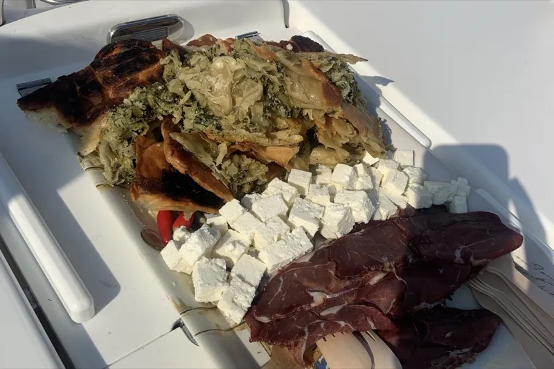 Panoramski pogled na zelena ostrva Sporadi sa jedrilice na otvorenom moru