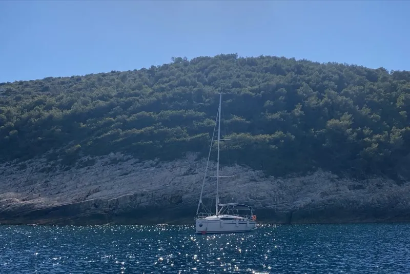 Pogled sa jedrilice na zelena ostrva Sporada iz pravca Volosa