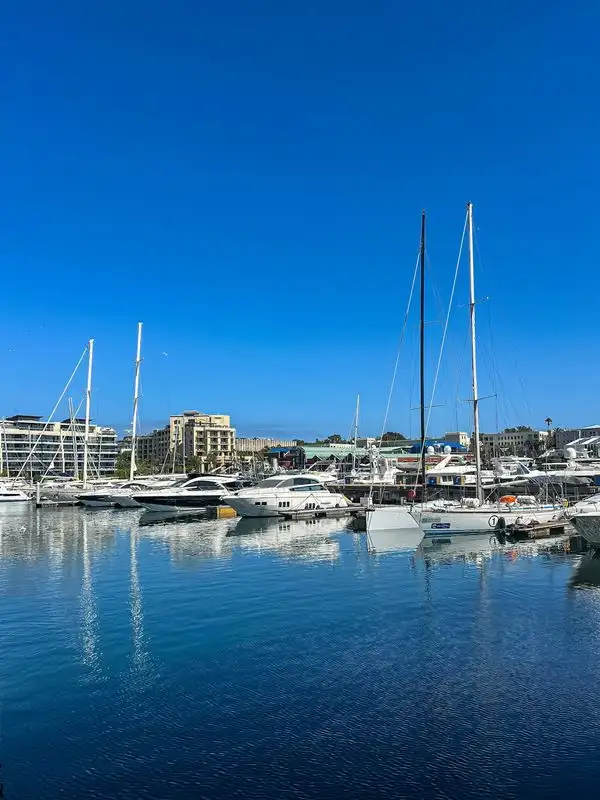 Marina u Volosu sa jedrilicama i katamaranima spremnim za polazak ka Sporadima